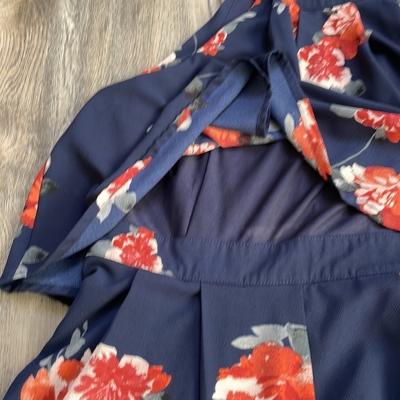 Listicle Women’s Navy Floral Shorts Jumpsuit Romper, Keyhole tie back, size LG - Picture 7 of 14